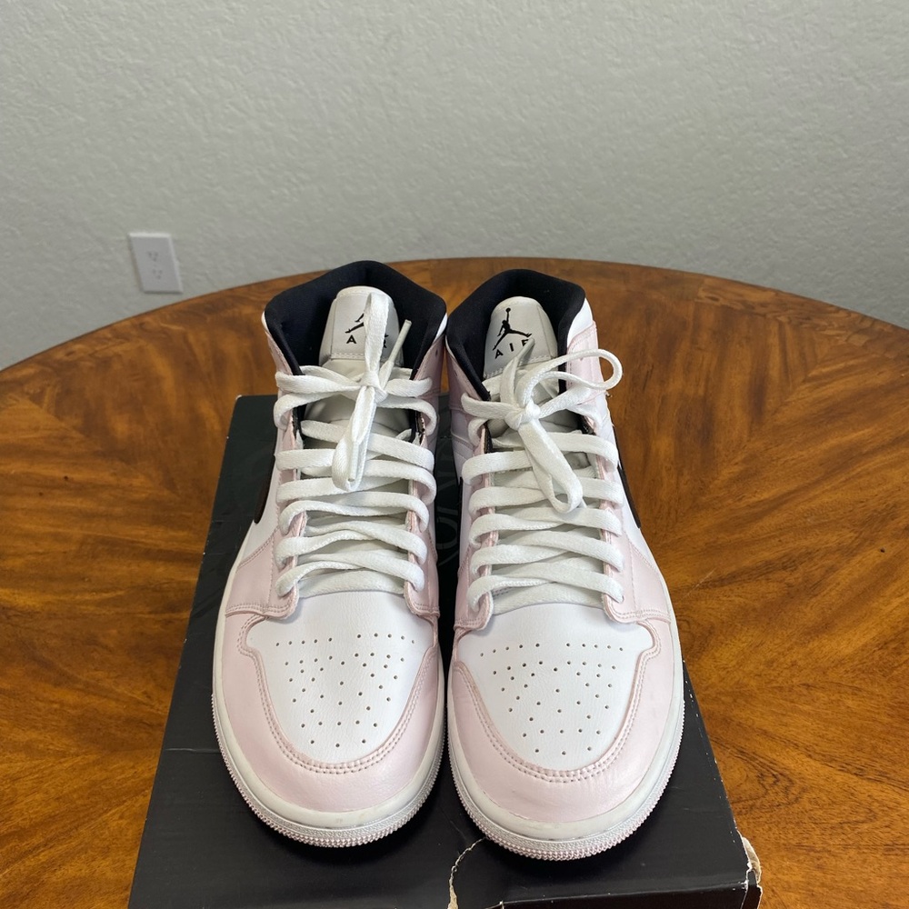 Jordan 1 Mid
Barely Rose